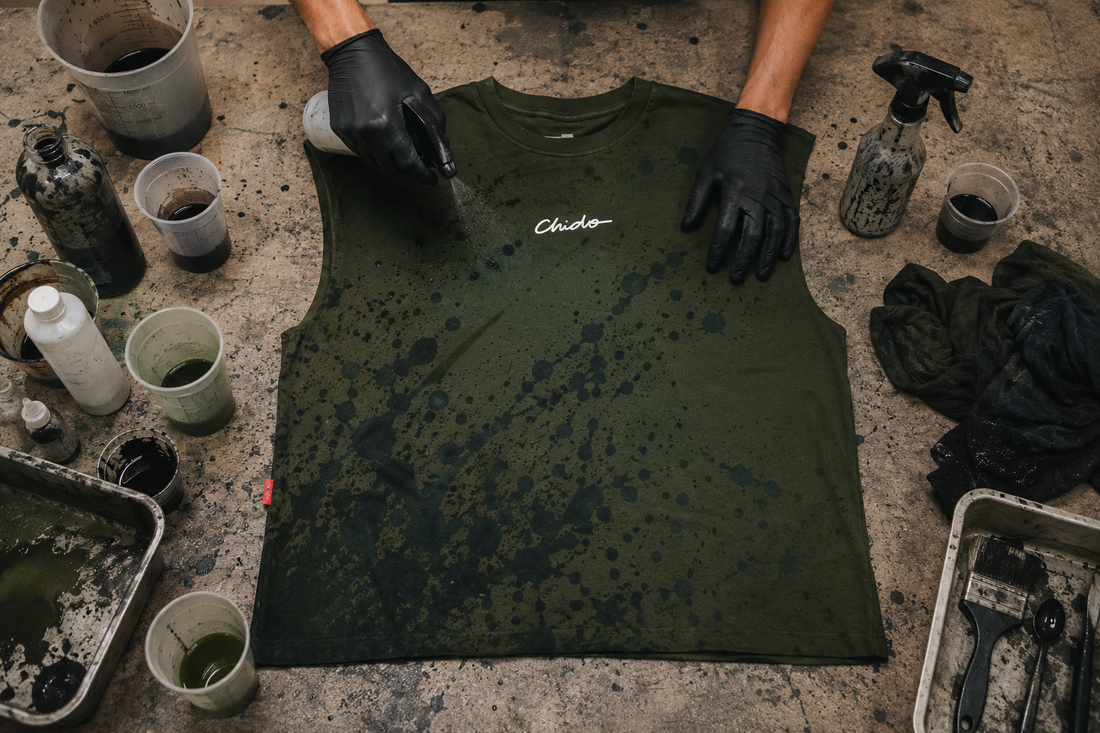 Artesano aplicando manualmente la pigmentación sobre una Playera Tie Dye Signature de CHIDO durante el proceso de fabricación.
