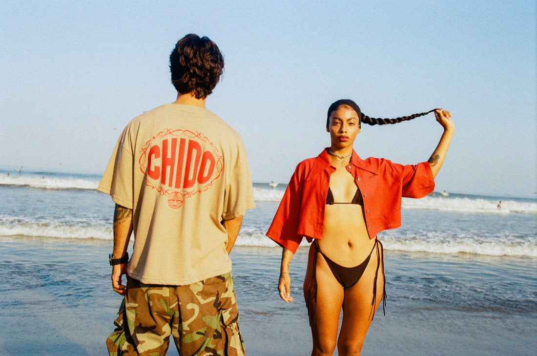 Modelo usando Bermuda Audacia negra y Crop Shirt Signature blanca en la playa de Sayulita durante una colaboración entre Hadadebarro y CHIDO.