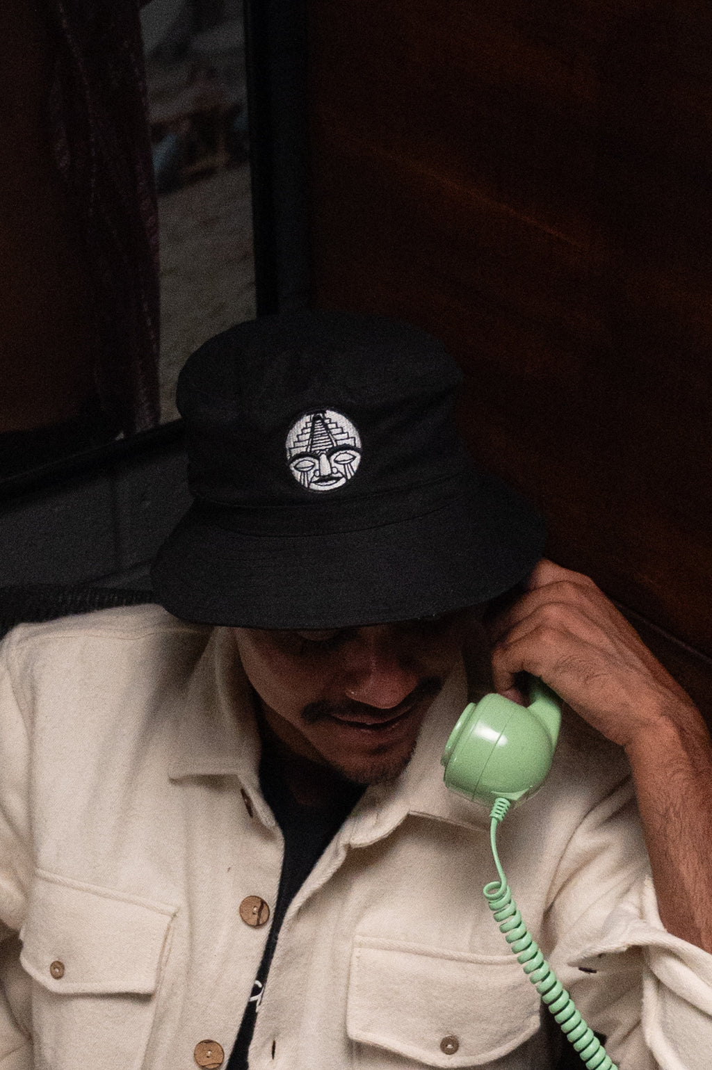 Hombre con Bucket Hat negro CHIDO de gabardina y logotipo bordado