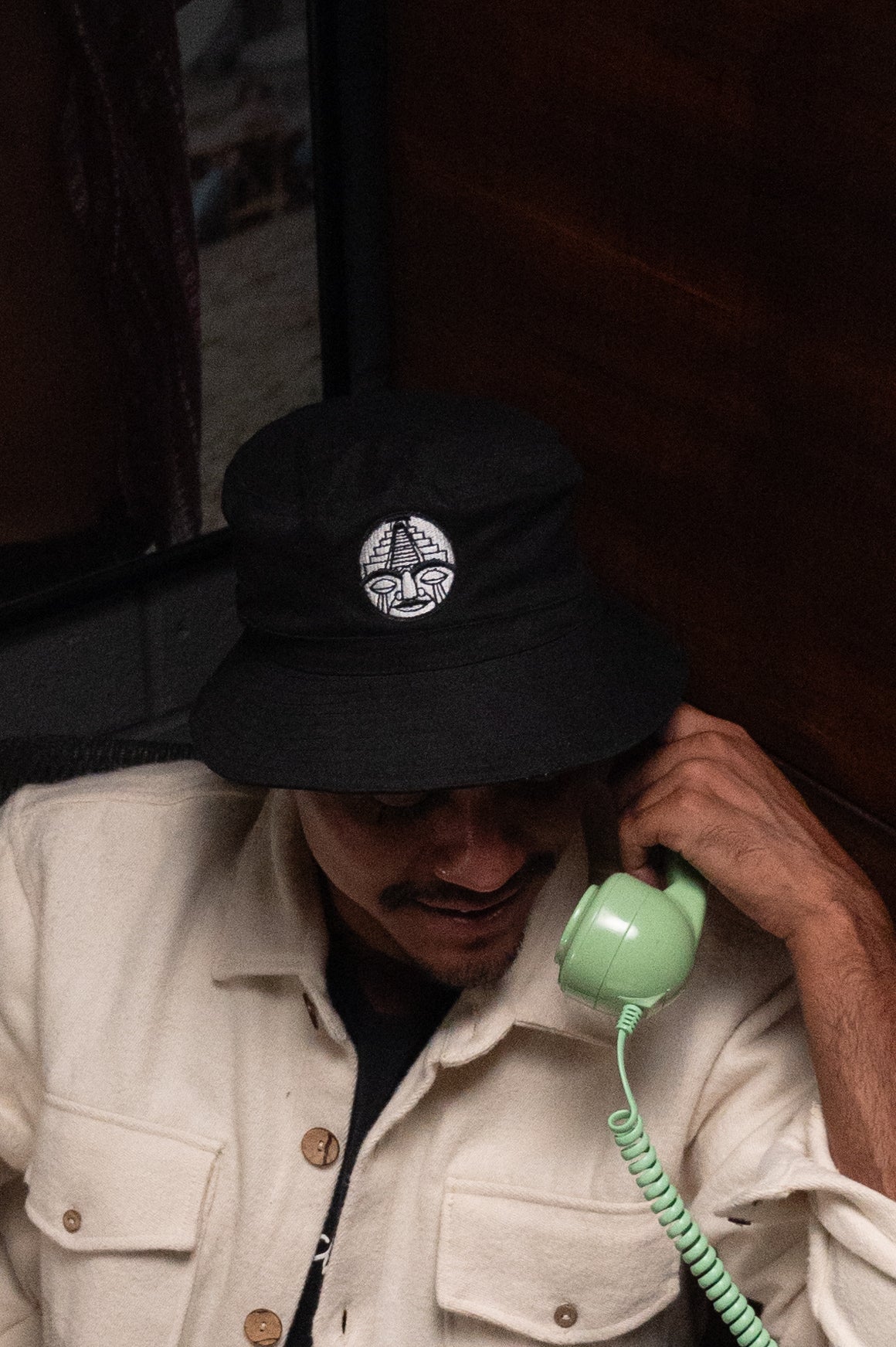 Hombre con Bucket Hat negro CHIDO de gabardina y logotipo bordado