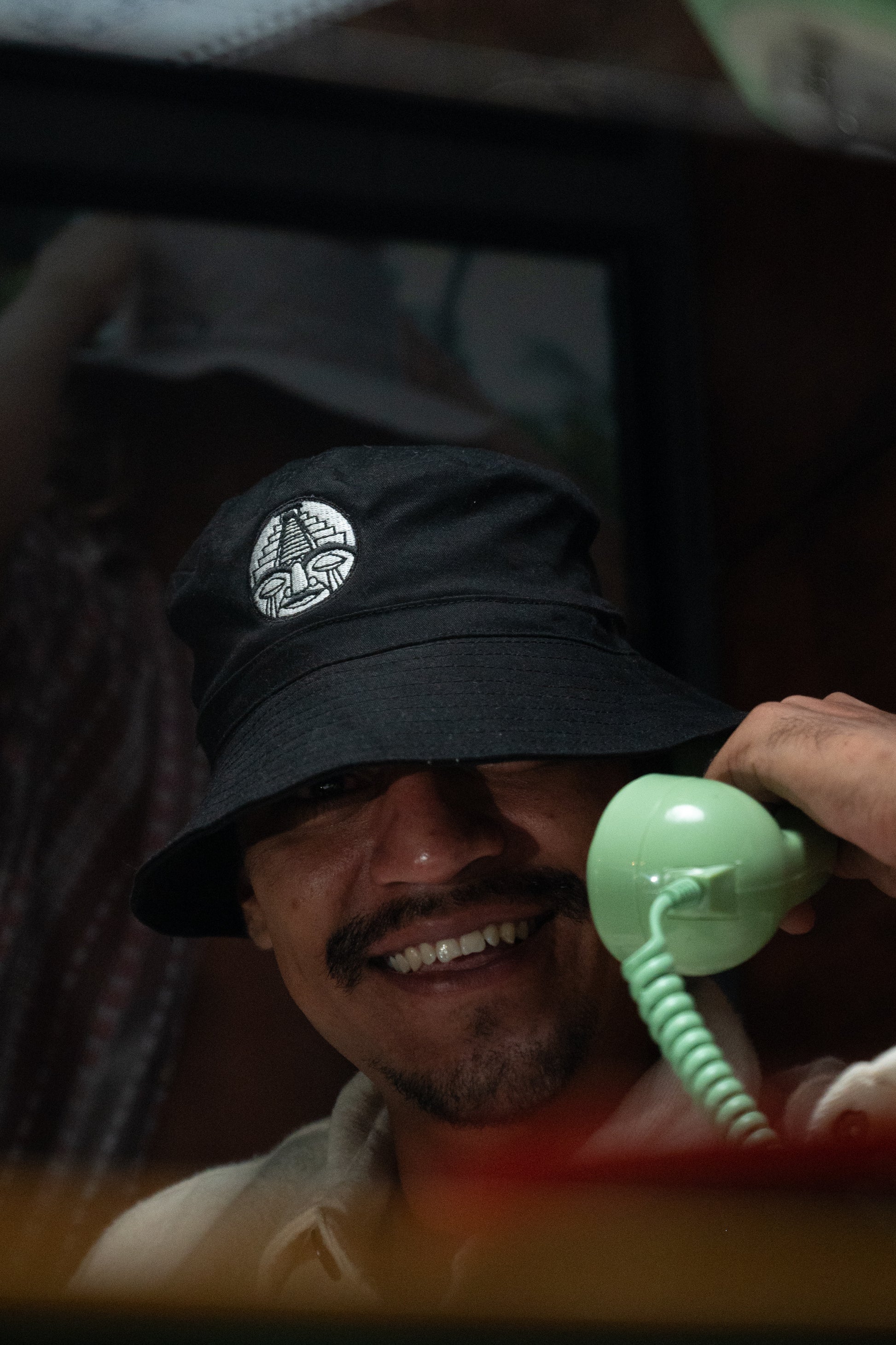 Hombre usando Bucket Hat negro CHIDO con look streetwear mexicano