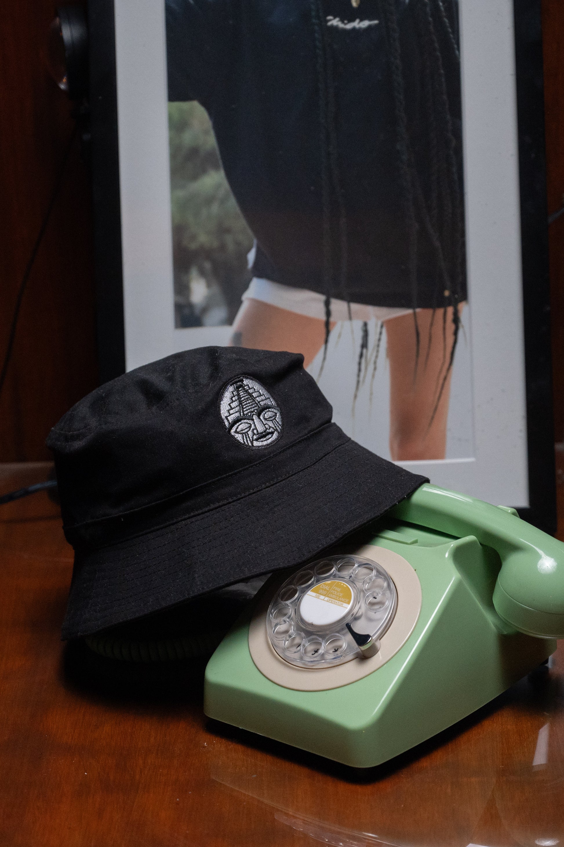 Bucket Hat negro de gabardina CHIDO con logotipo bordado estilo streetwear mexicano