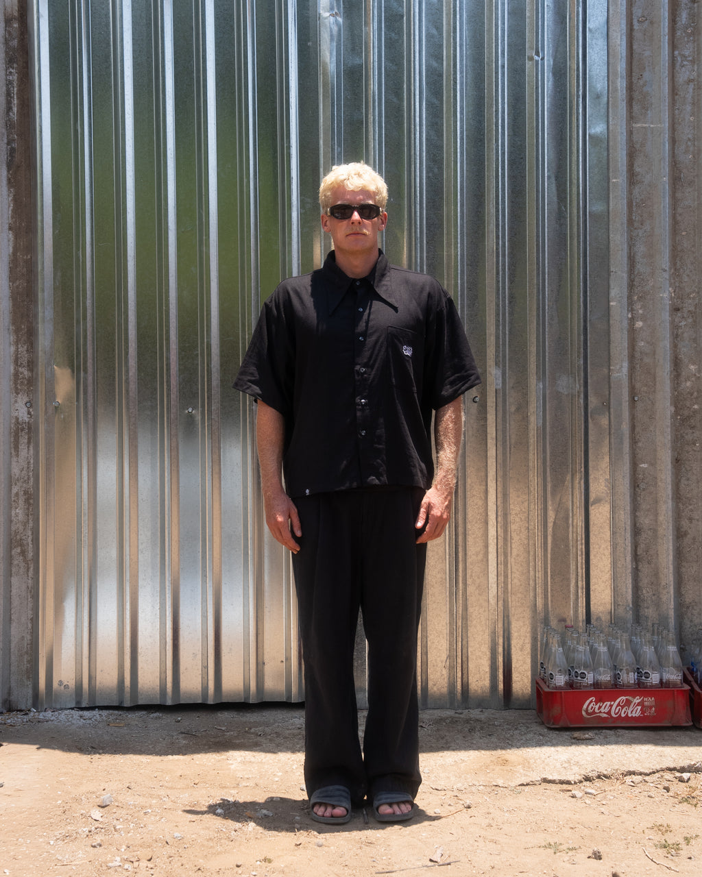 Modelo vistiendo la Camisa Boxy Negra Amá Chola CHIDO con corte boxy oversize y diseño inspirado en la cultura chola mexicana.