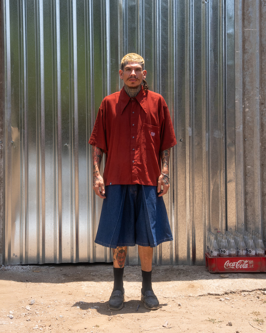 Modelo vistiendo la Camisa Boxy Roja Tinto Amá Chola CHIDO con corte boxy oversize, confeccionada en lino y diseñada en México.
