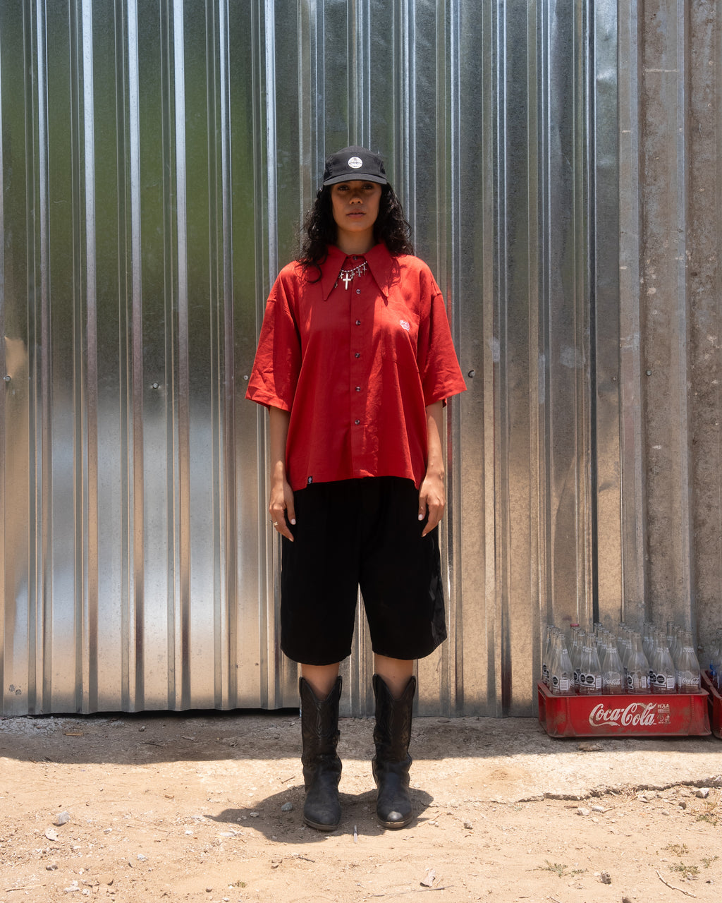 Modelo vistiendo la Camisa Boxy de Lino Roja Amá Chola CHIDO con corte oversize y diseño streetwear mexicano.