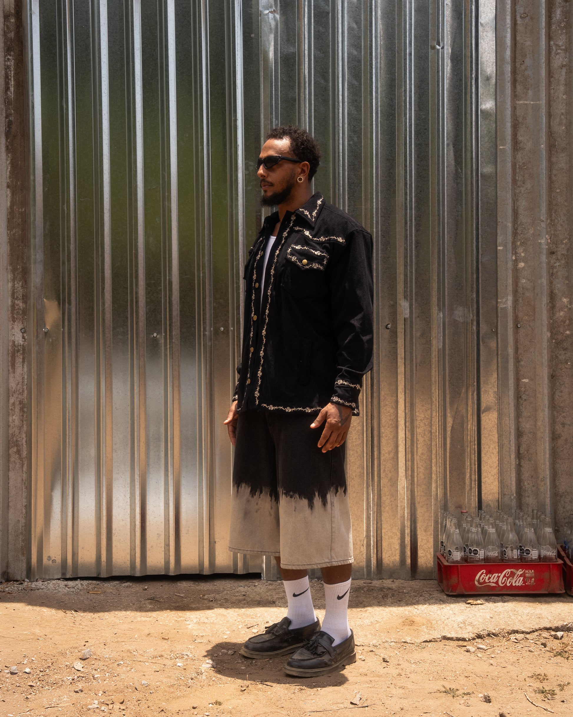 Perfil de la Camisa Pana Bordada Signature negra oversize