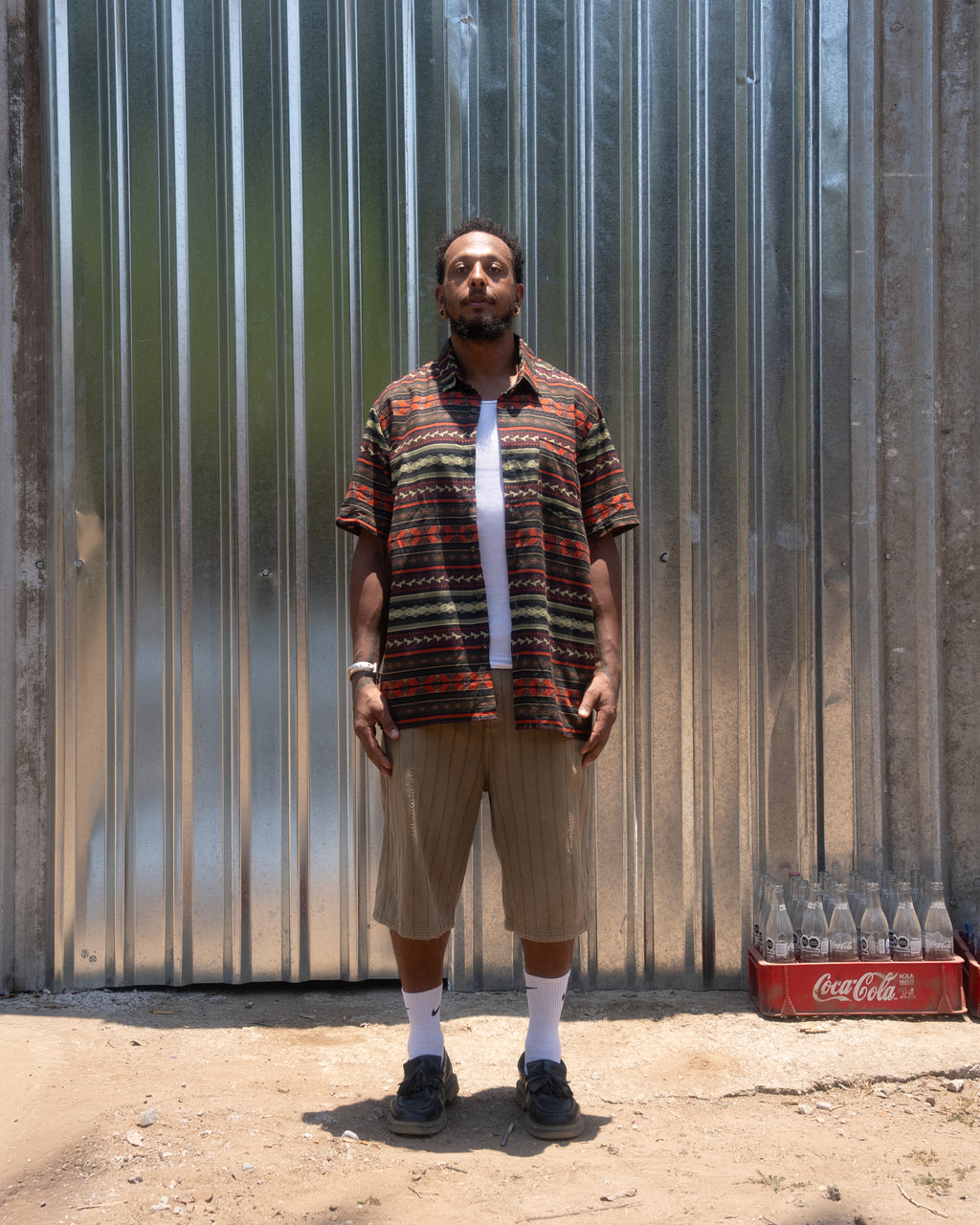 Modelo vistiendo la camisa estampada de lino Mitla CHIDO abierta sobre una playera, ideal para un look casual y streetwear mexicano.