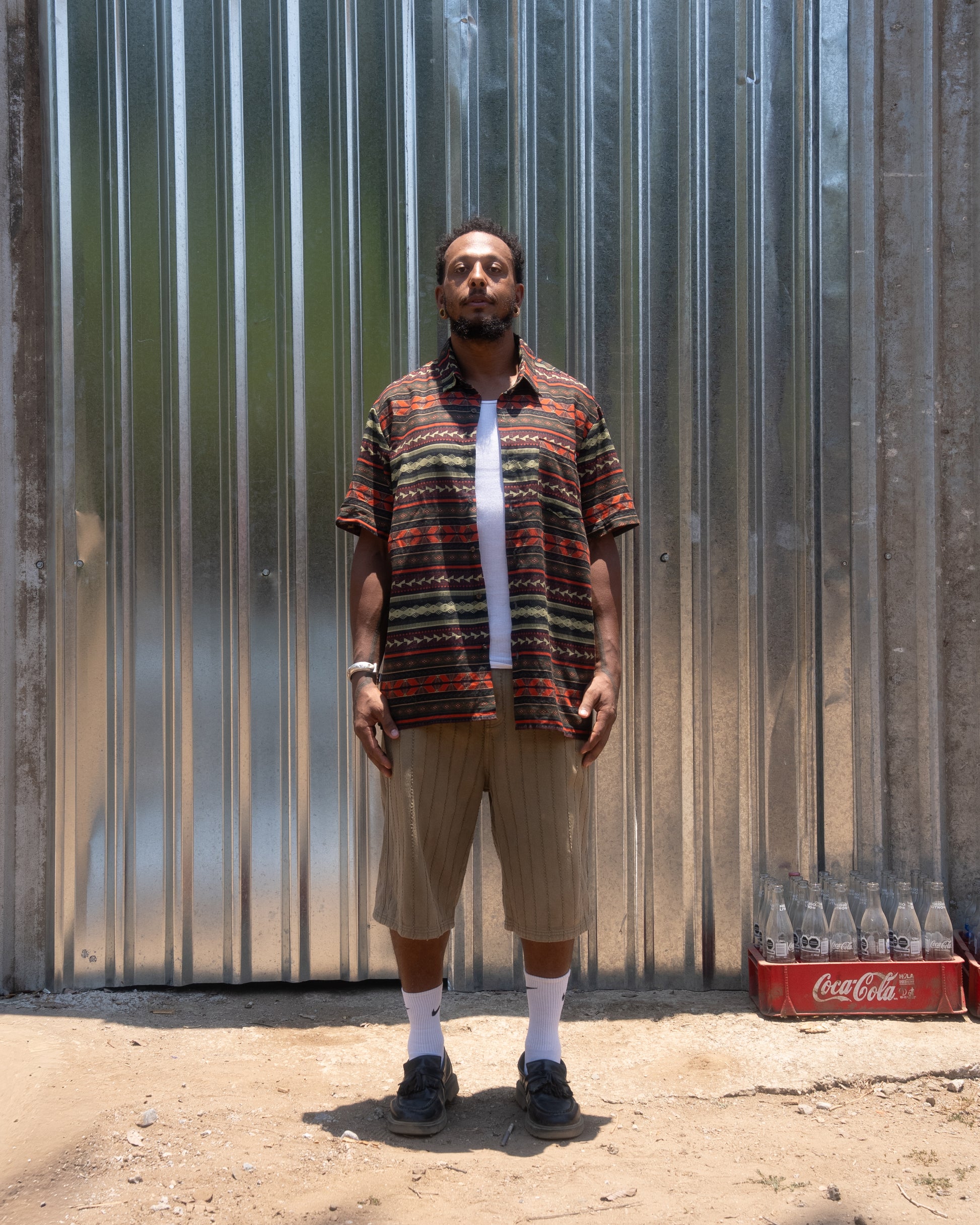 Modelo vistiendo la camisa estampada de lino Mitla CHIDO abierta sobre una playera, ideal para un look casual y streetwear mexicano.