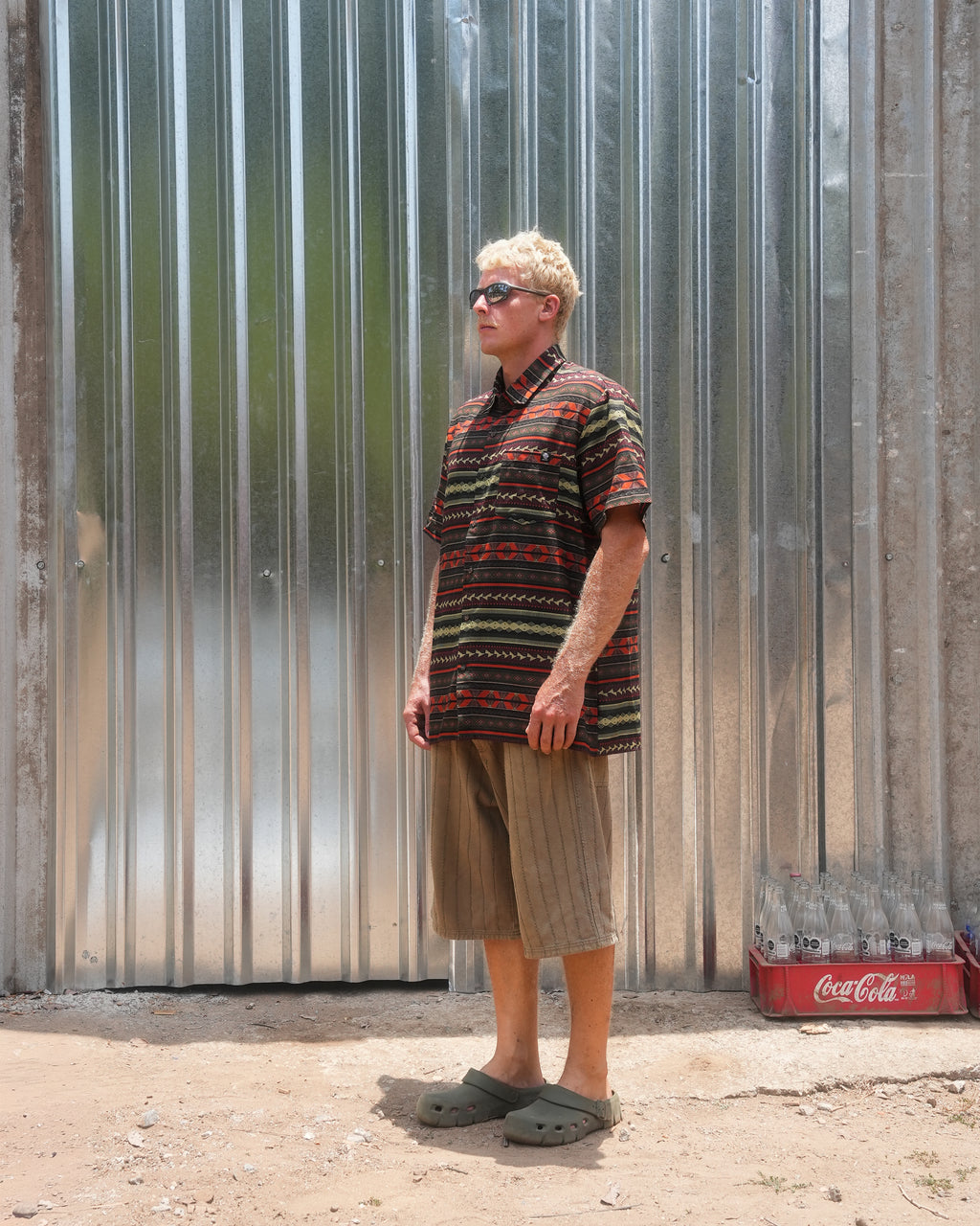 Modelo vistiendo la camisa estampada de lino Mitla CHIDO, una camisa de manga corta con corte relajado, confeccionada en lino para un estilo fresco y streetwear mexicano.