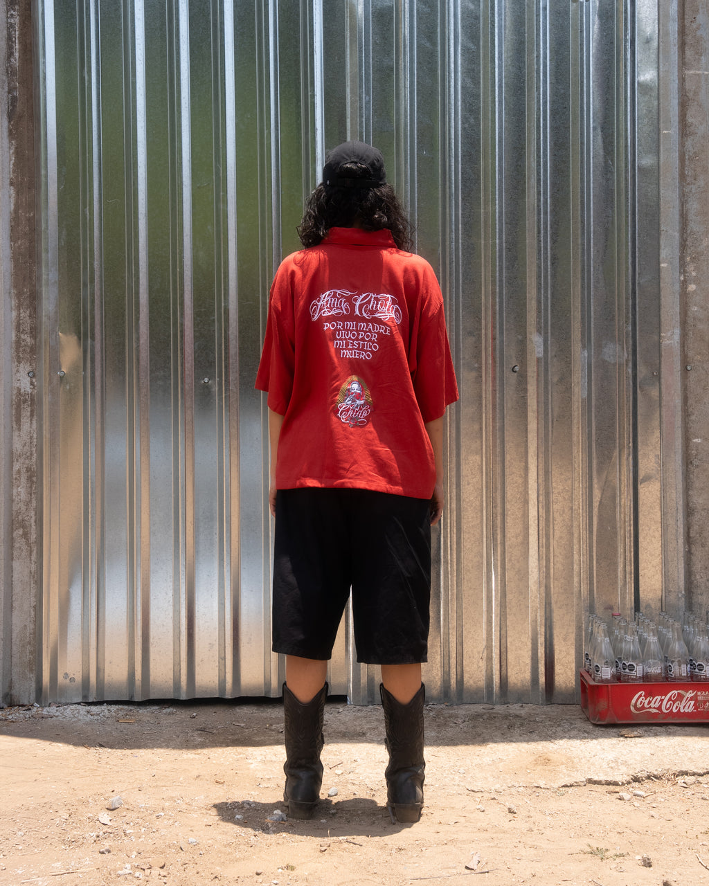 Vista trasera de la Camisa Boxy de Lino Roja Amá Chola CHIDO mostrando el bordado inspirado en la cultura chola mexicana.