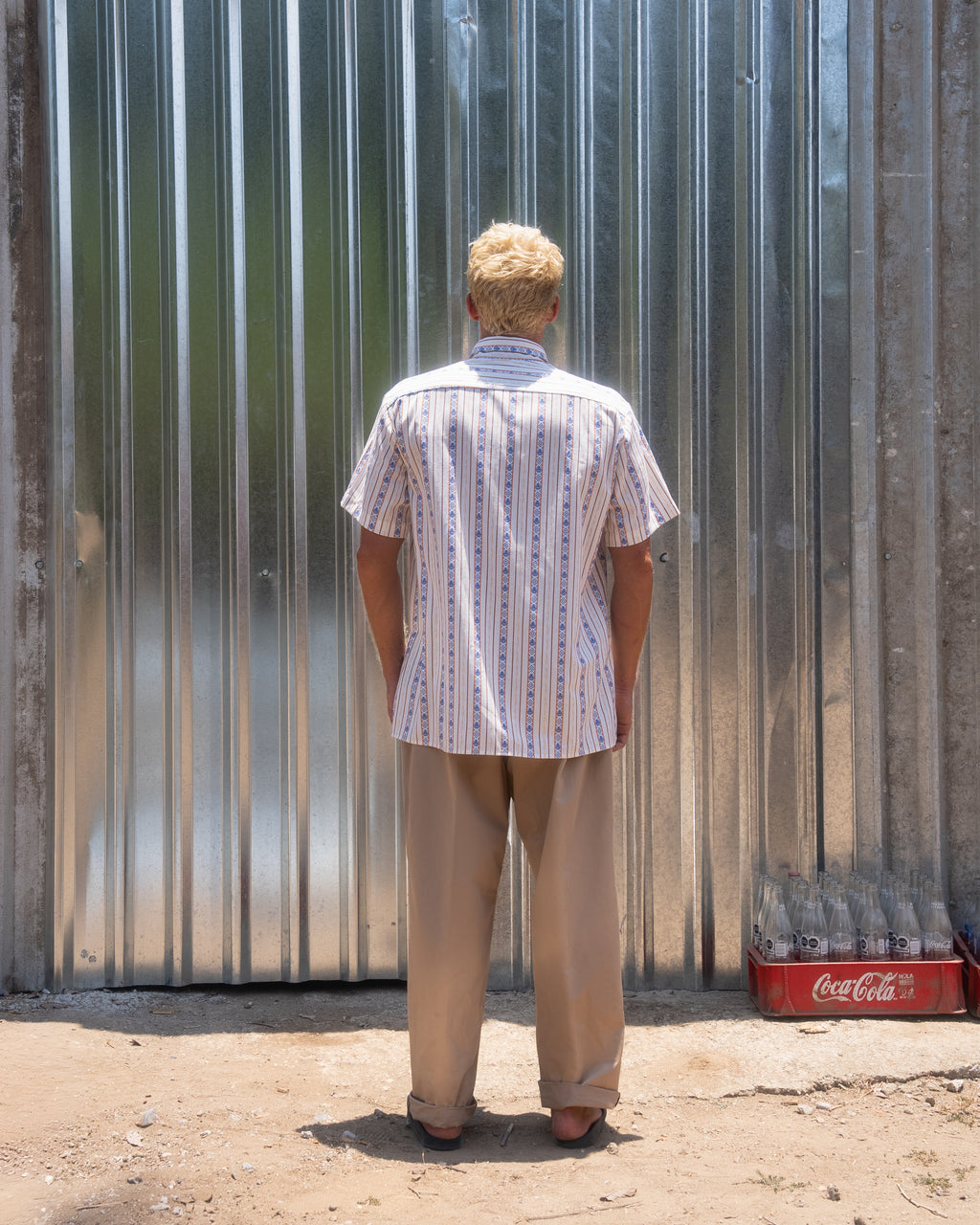 Vista trasera de la Camisa Brisa de Lino CHIDO destacando el patrón de rayas, el ajuste cómodo y el diseño inspirado en el estilo costero mexicano.