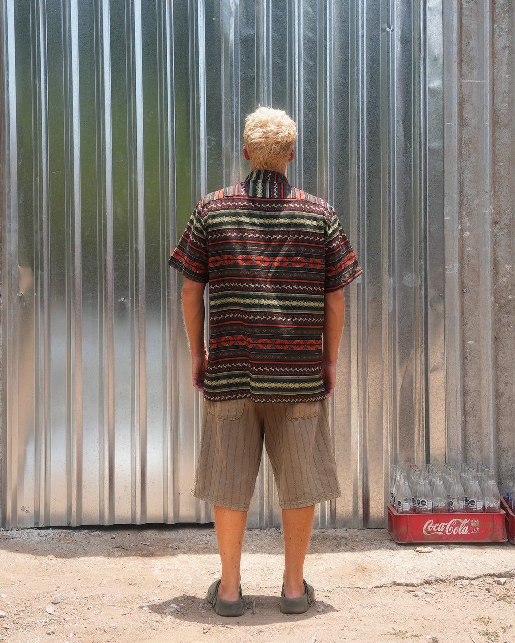Vista trasera de la camisa estampada de lino Mitla CHIDO, destacando el estampado integral, el tejido ligero y el ajuste cómodo.