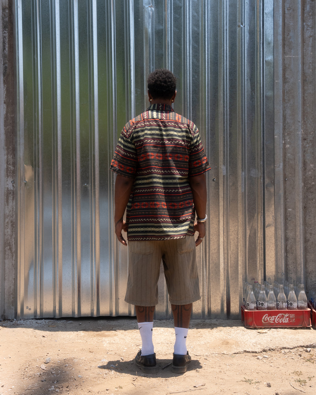 Vista trasera de la camisa estampada de lino Mitla CHIDO abierta, mostrando el estampado completo y el diseño inspirado en México.