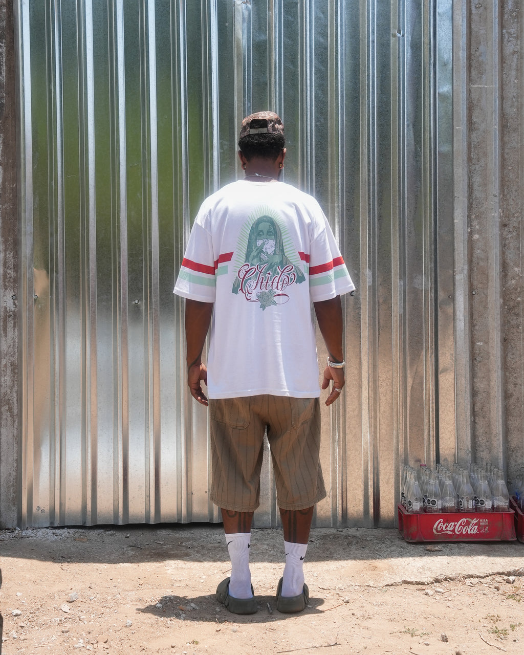 Vista trasera de la playera oversize Amá Chola CHIDO, destacando el gráfico exclusivo de gran formato y el corte relajado característico de CHIDO.