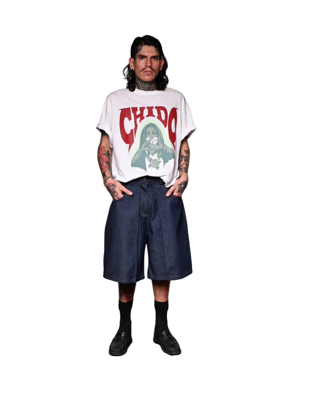 Modelo hombre usando Playera Boxy Fit Amá Chola Blanca de CHIDO