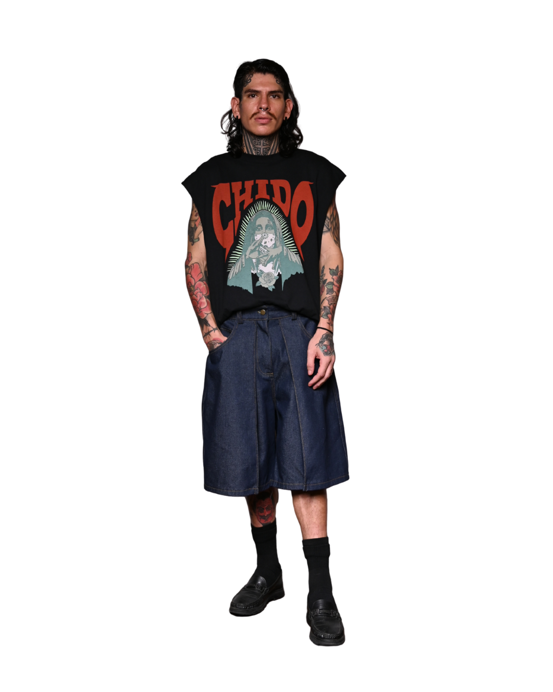 Modelo usando Tank Top Amá Chola Negra y bermuda Audacia denim de CHIDO