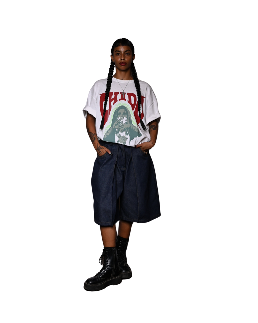 Modelo mujer usando Playera Boxy Fit Amá Chola Blanca de CHIDO