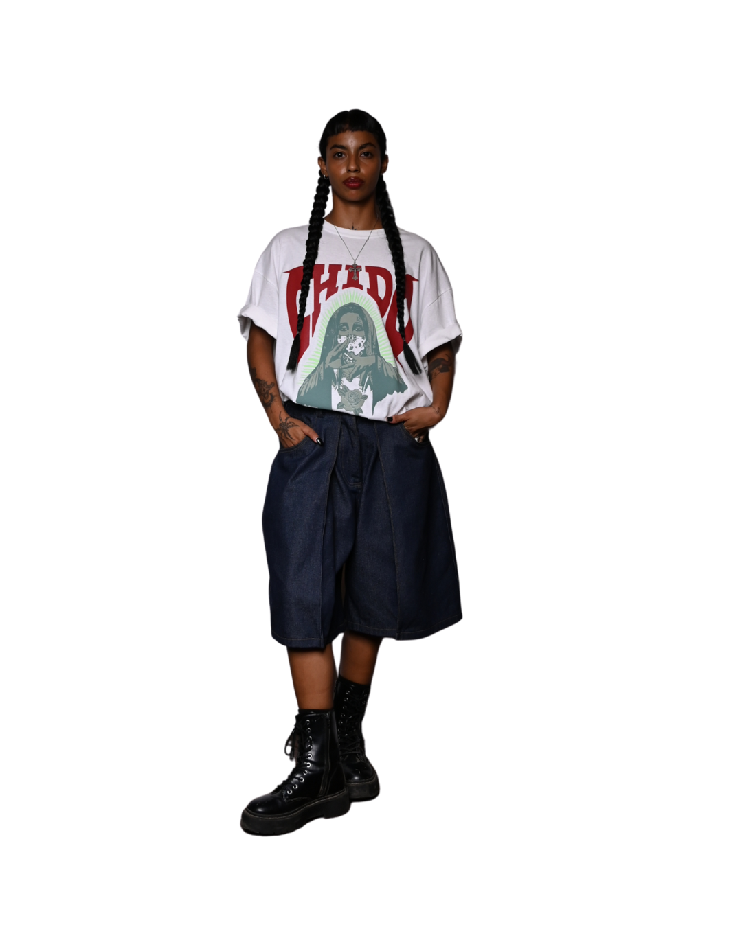 Modelo mujer usando Playera Boxy Fit Amá Chola Blanca de CHIDO