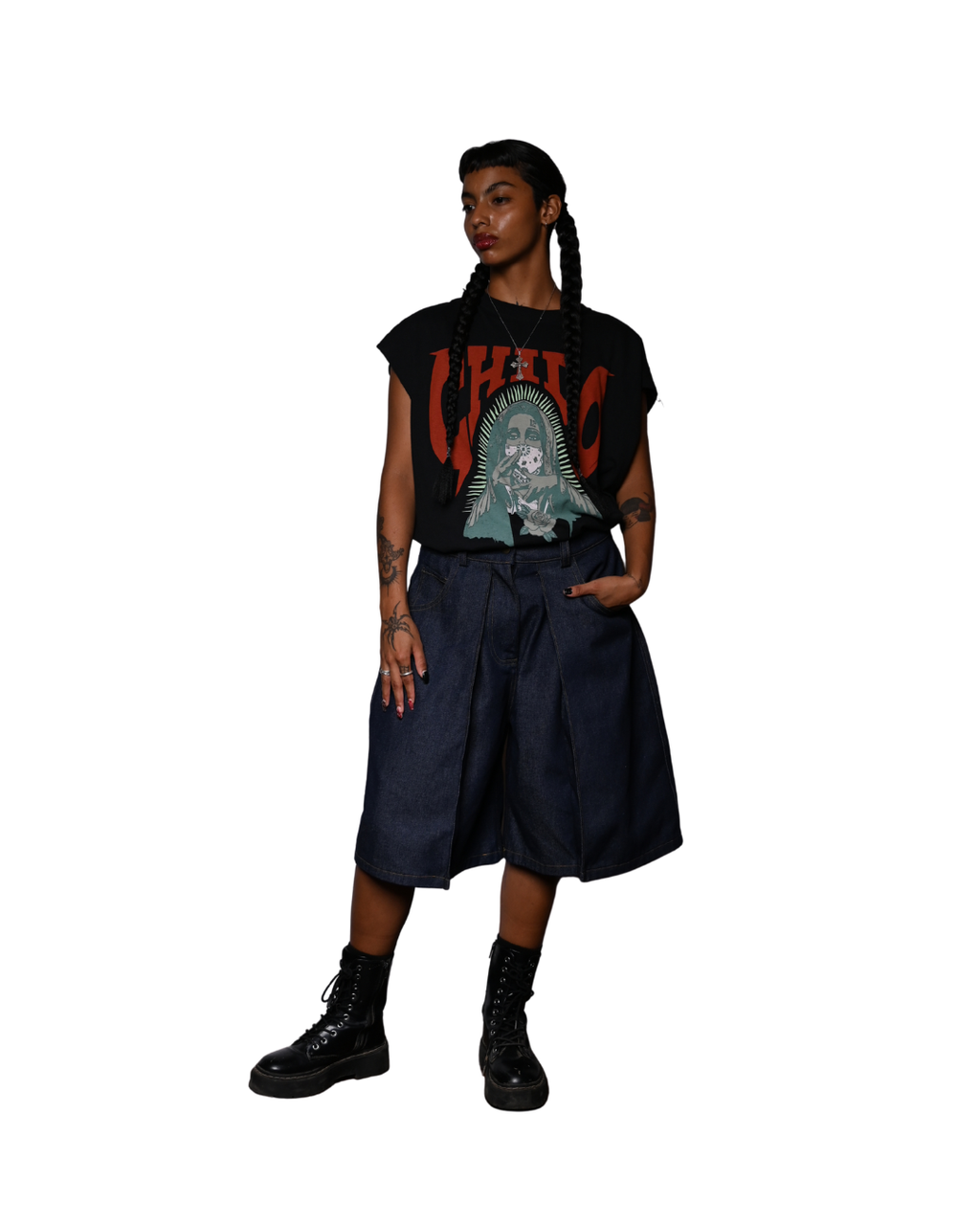 Modelo usando Tank Top Amá Chola Negra boxy fit de CHIDO
