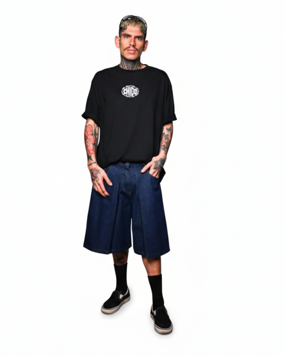 Modelo usando Playera Estilo Fino CHIDO Negra y Bermuda Audacia de mezclilla