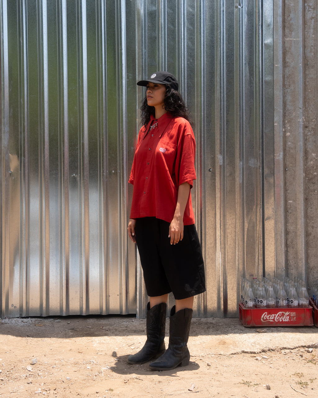 Vista lateral de la Camisa Boxy de Lino Roja Amá Chola CHIDO con silueta boxy y lino ligero.