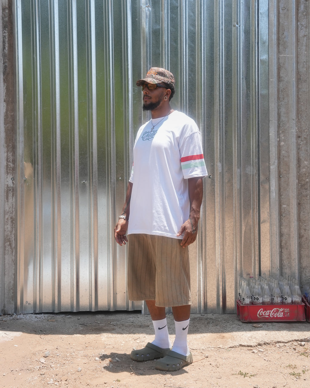 Vista lateral de la playera oversize Amá Chola CHIDO, inspirada en la estética cholo y chicana, con corte oversize, algodón premium y estilo streetwear mexicano.