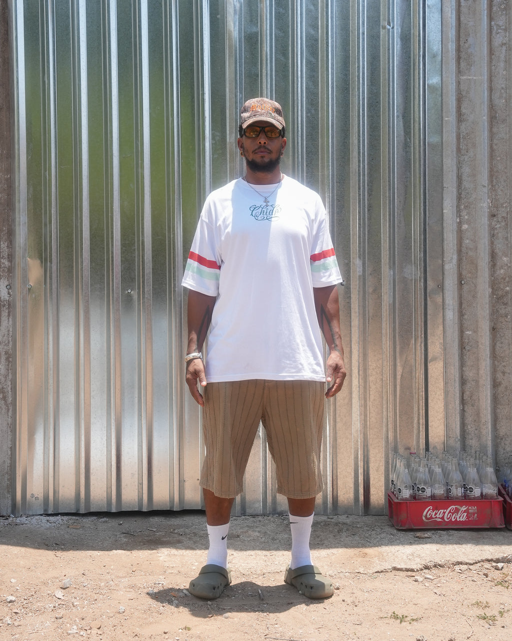 Modelo vistiendo la playera oversize Amá Chola CHIDO de algodón, con corte relajado, diseño streetwear mexicano y gráfico exclusivo al frente.