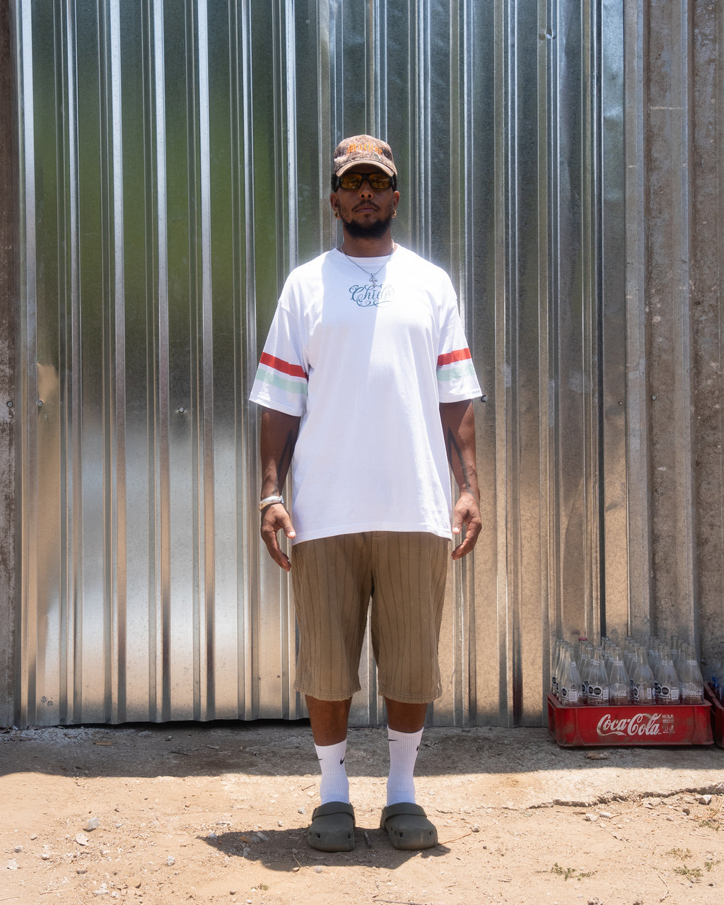 Vista frontal de la playera oversize blanca Amá Chola CHIDO, confeccionada en algodón con ajuste amplio para un estilo cómodo y urbano.