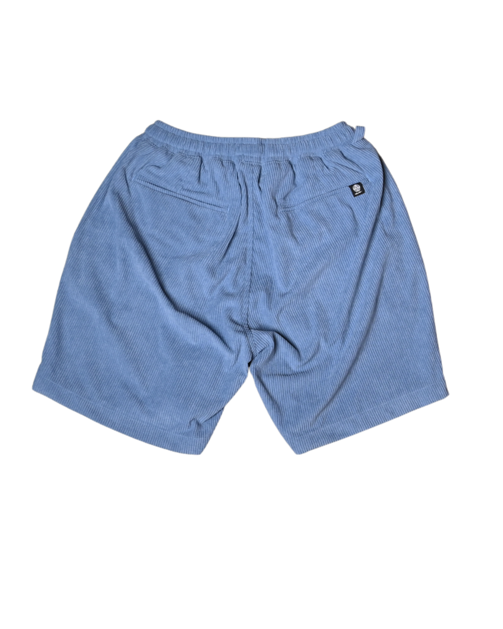 Presentamos el Short Pana Azul. Confeccionado en una tela de tacto suave y brillo opaco que ofrece una textura visual distintiva.
