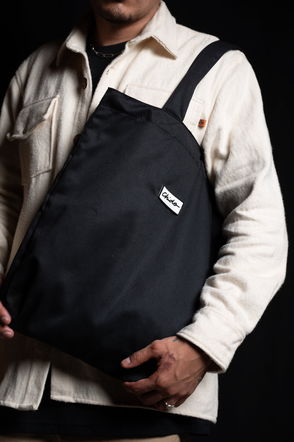 Tote bag negra unisex CHIDO combinada con outfit streetwear