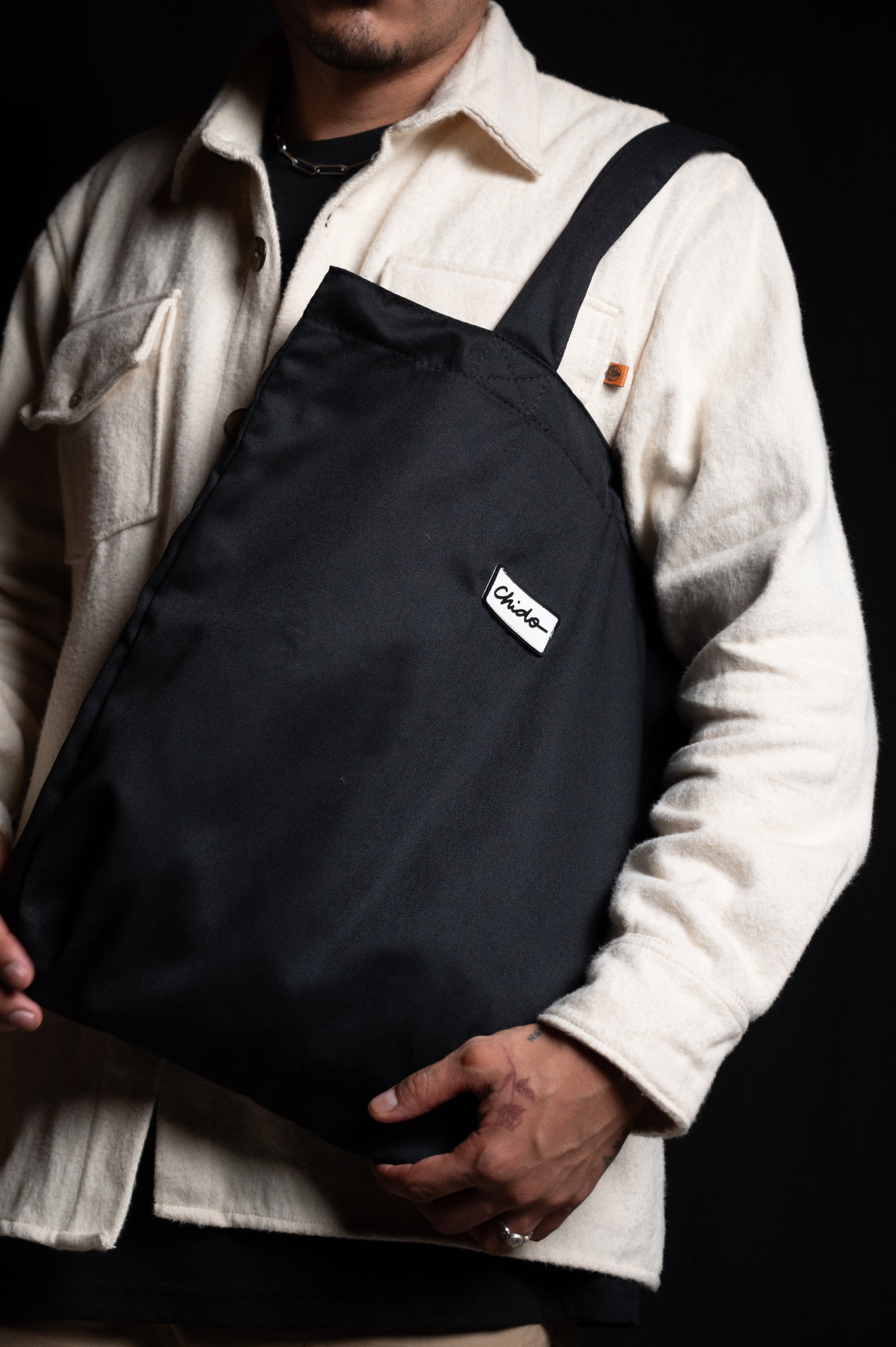 Tote bag negra unisex CHIDO combinada con outfit streetwear