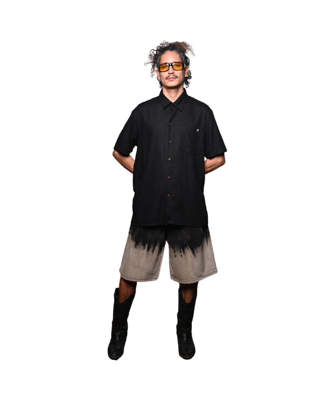 Camisa negra de lino CHIDO combinada con bermuda oversized outfit urbano masculino