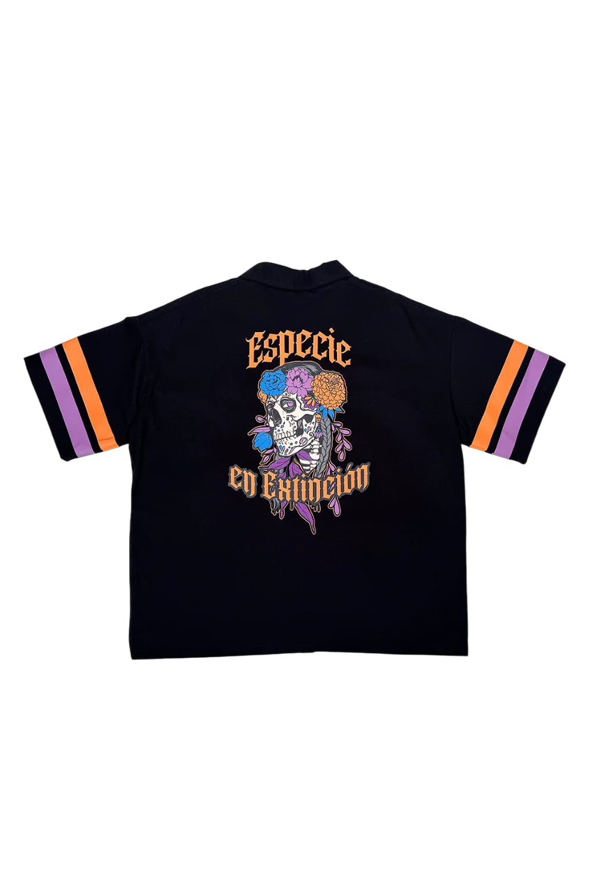 Sobrecamisa boxy fit negra EEE de CHIDO vista frontal.