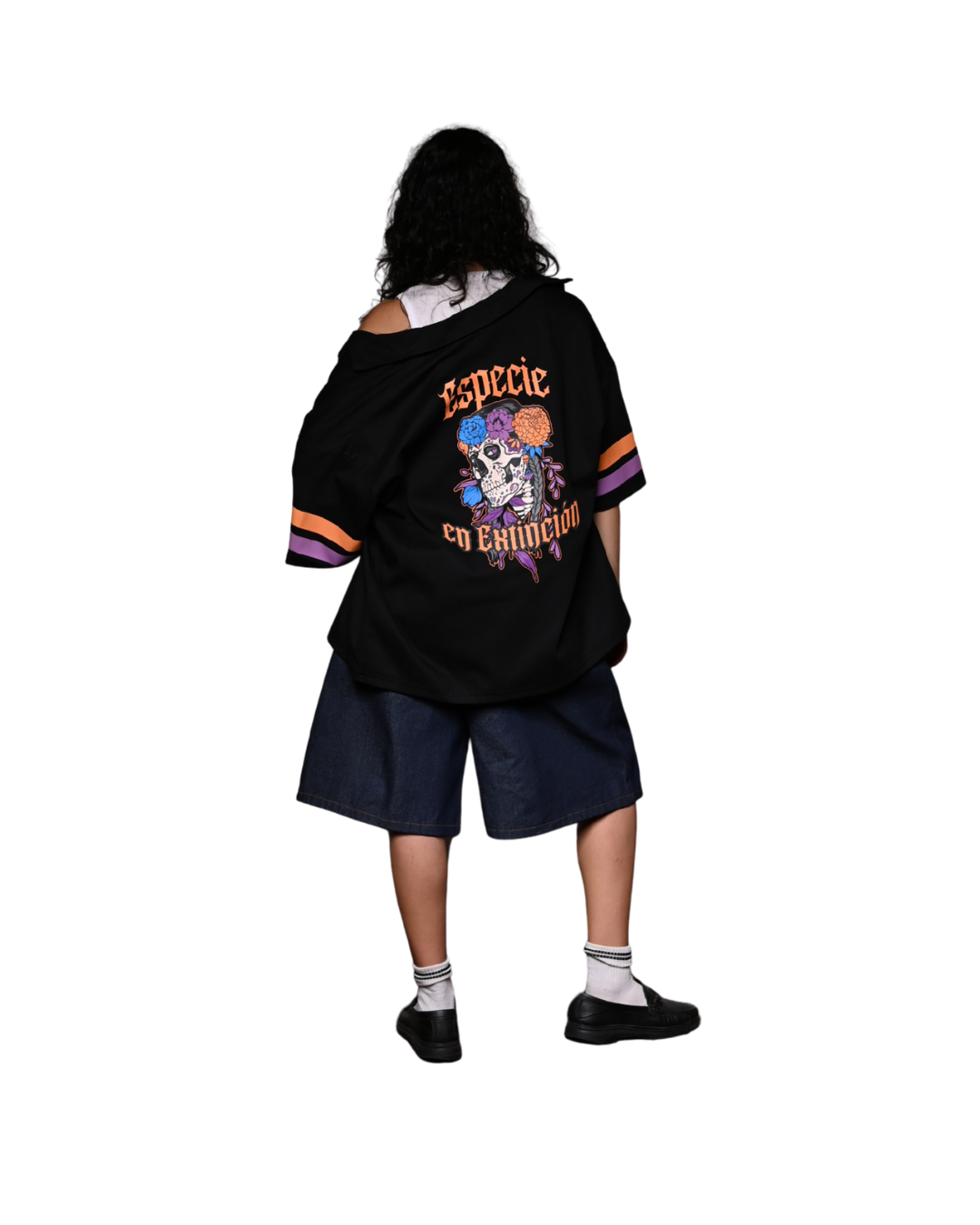 Vista trasera de sobrecamisa negra inspirada en el Día de Muertos.