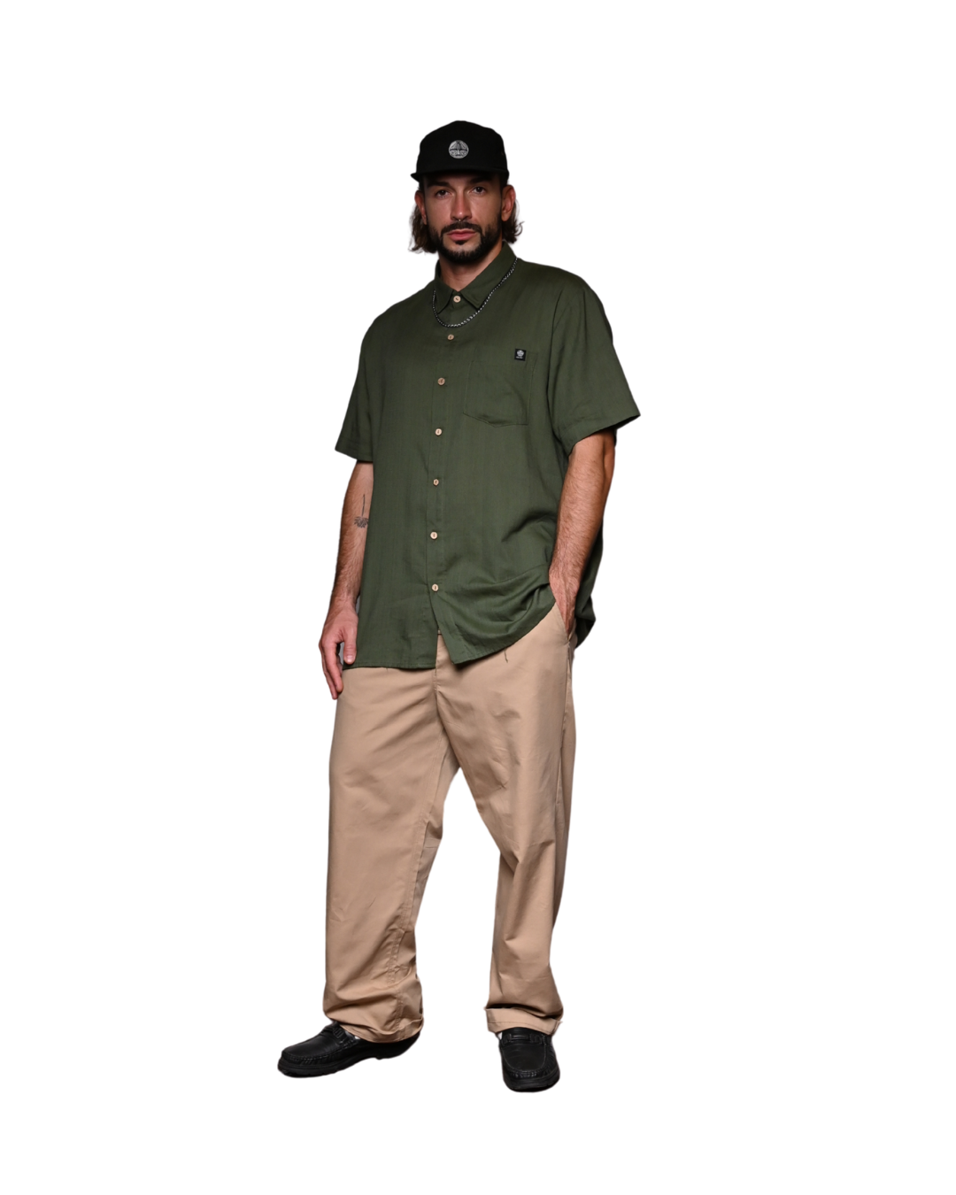 Outfit con camisa de bambú olivo Signature CHIDO para clima cálido y playa