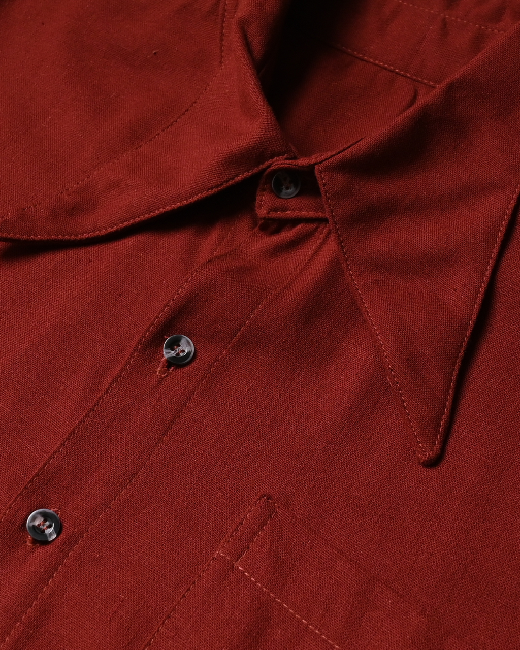 Detalle de tela de lino rojo tinto y acabados de camisa boxy Amá Chola