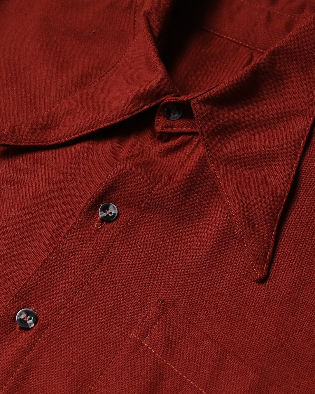 Detalle de tela de lino rojo tinto y acabados de camisa boxy Amá Chola