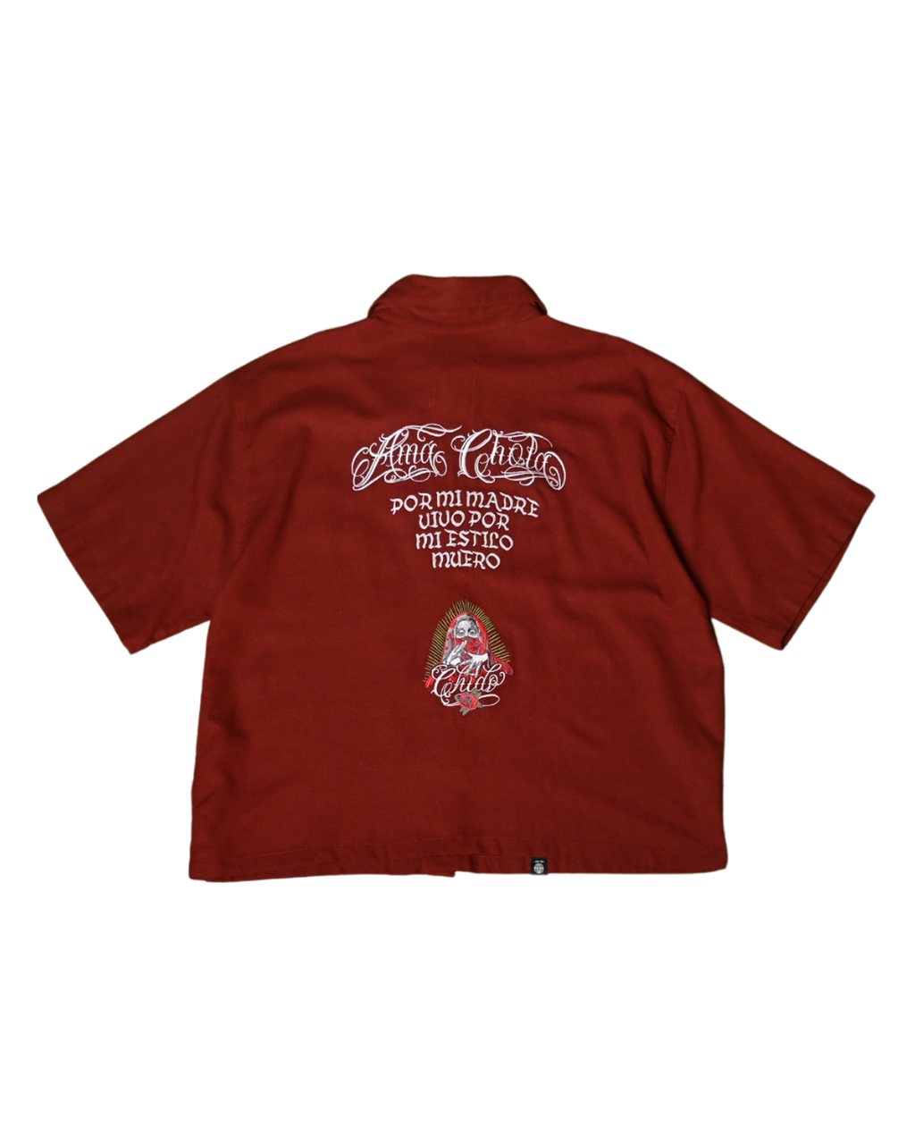 Vista trasera de camisa boxy de lino rojo tinto Amá Chola con bordado exclusivo en la espalda