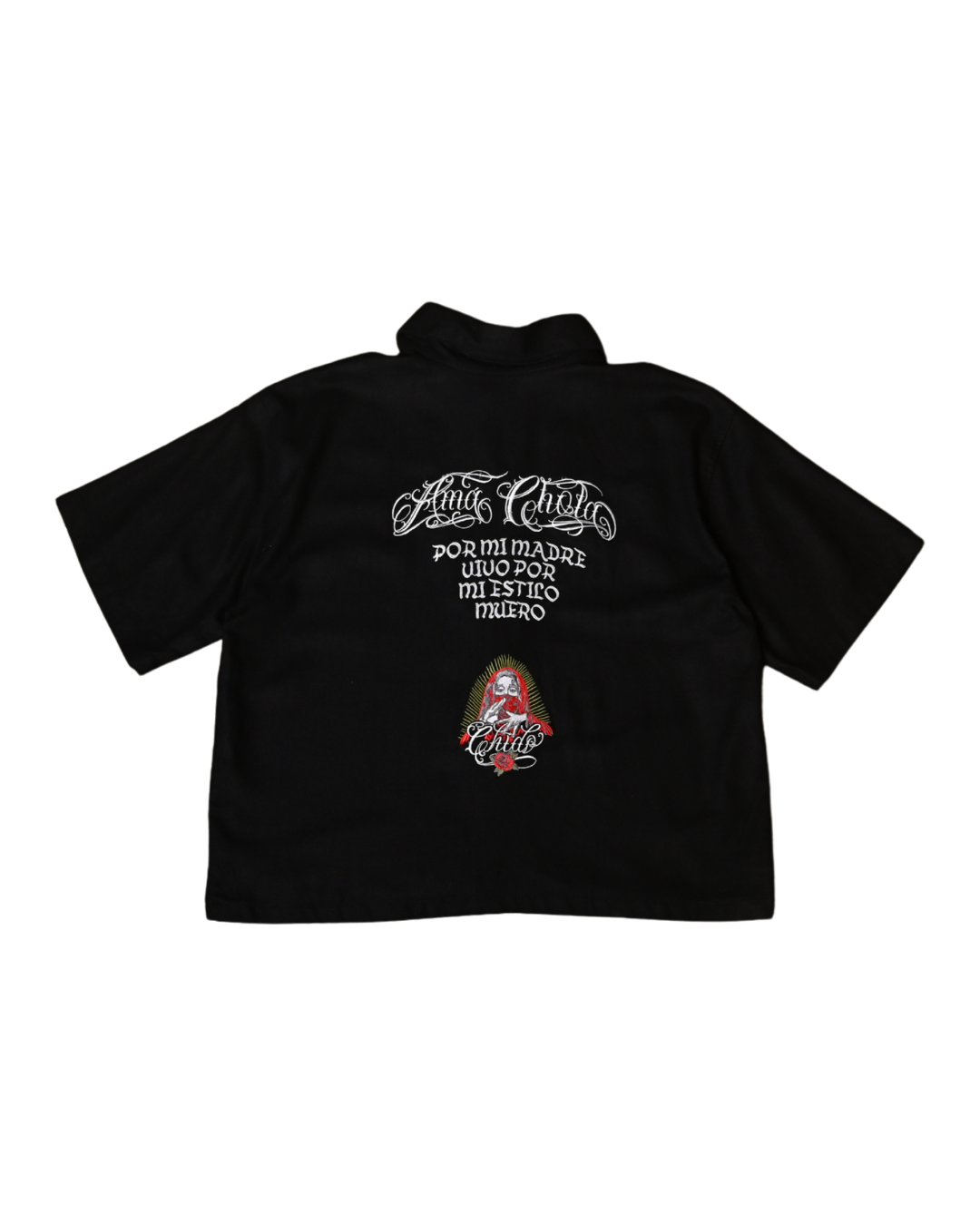 Camisa boxy negra Amá Chola de CHIDO con bordado inspirado en la cultura chola mexicana.