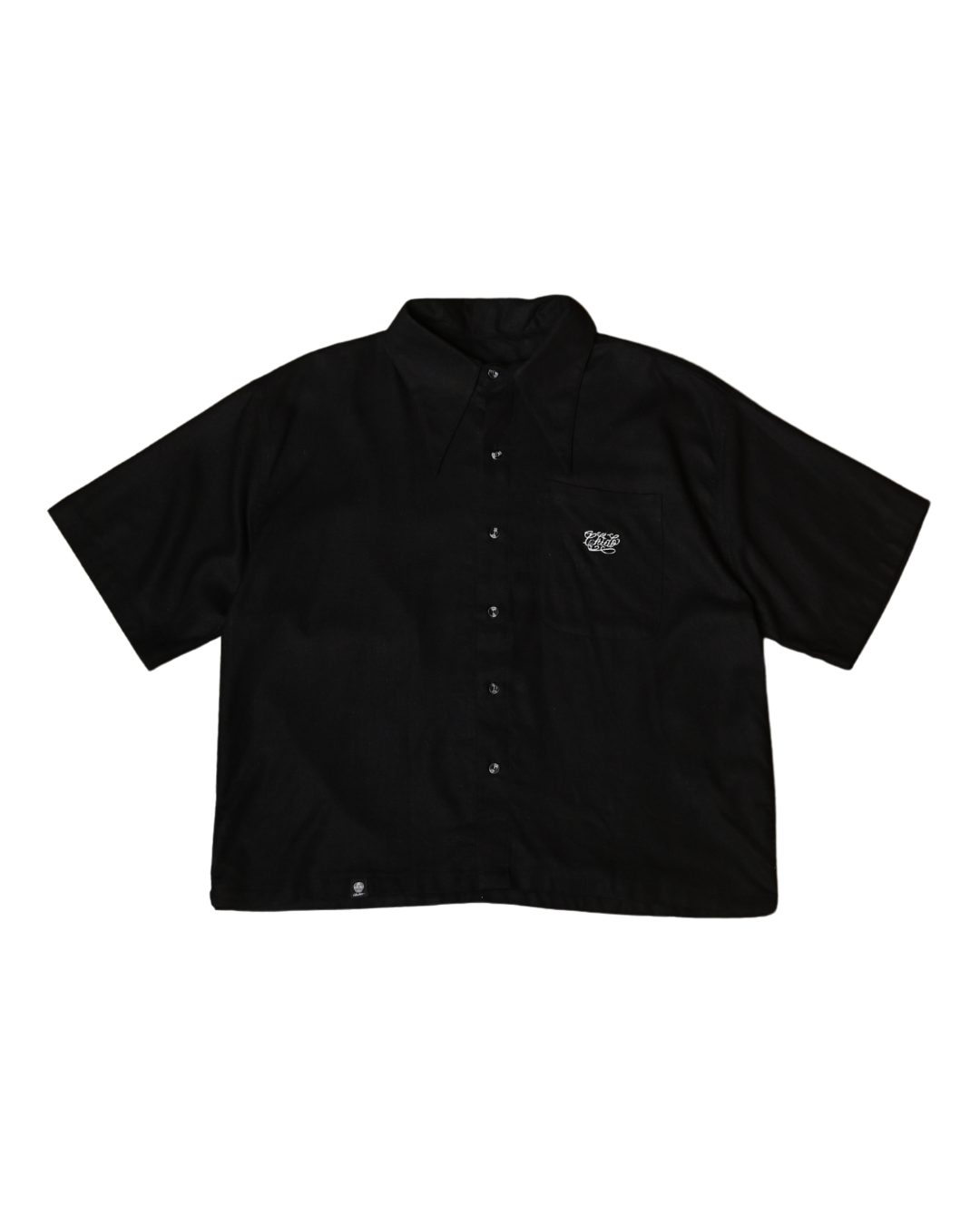 Vista frontal de la camisa boxy negra Amá Chola de CHIDO.