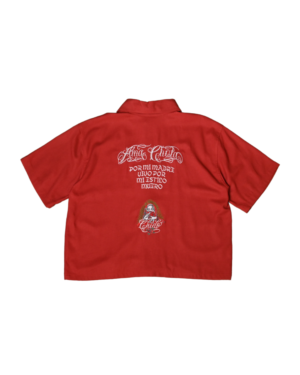 Camisa boxy roja Amá Chola de CHIDO con bordado inspirado en la cultura chola mexicana.
