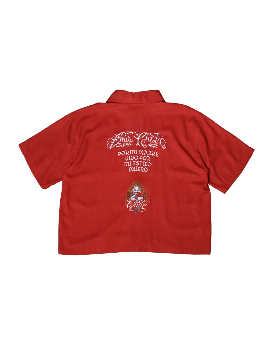 Camisa boxy roja Amá Chola de CHIDO con bordado inspirado en la cultura chola mexicana.