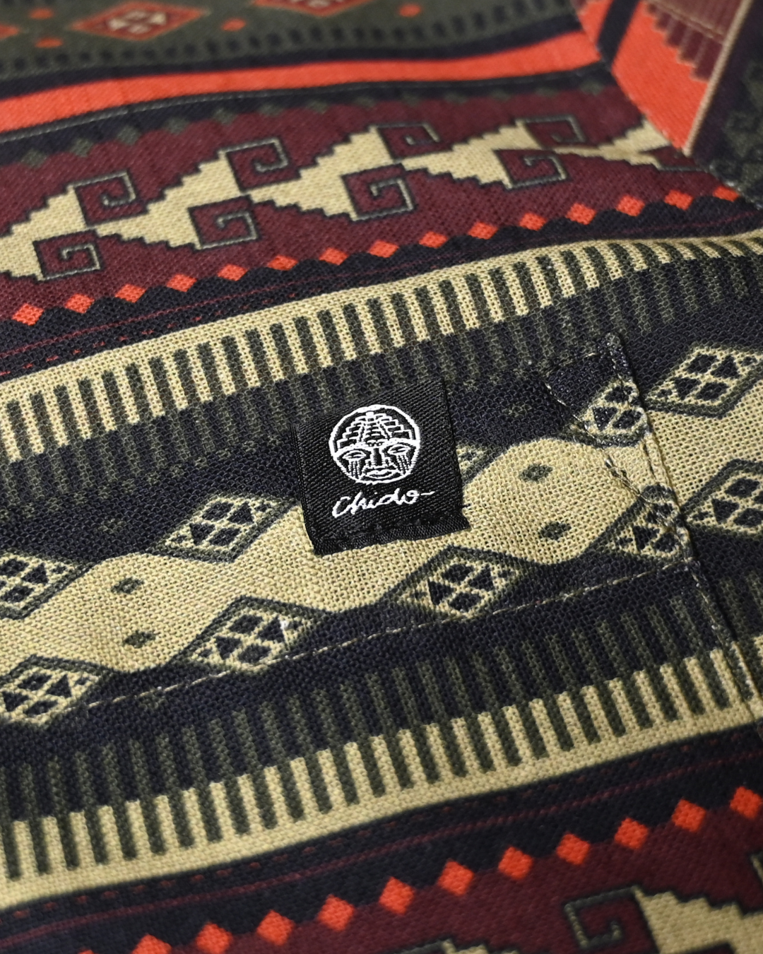 Detalle etiqueta CHIDO en camisa Mita de lino con patrón geométrico zapoteca.