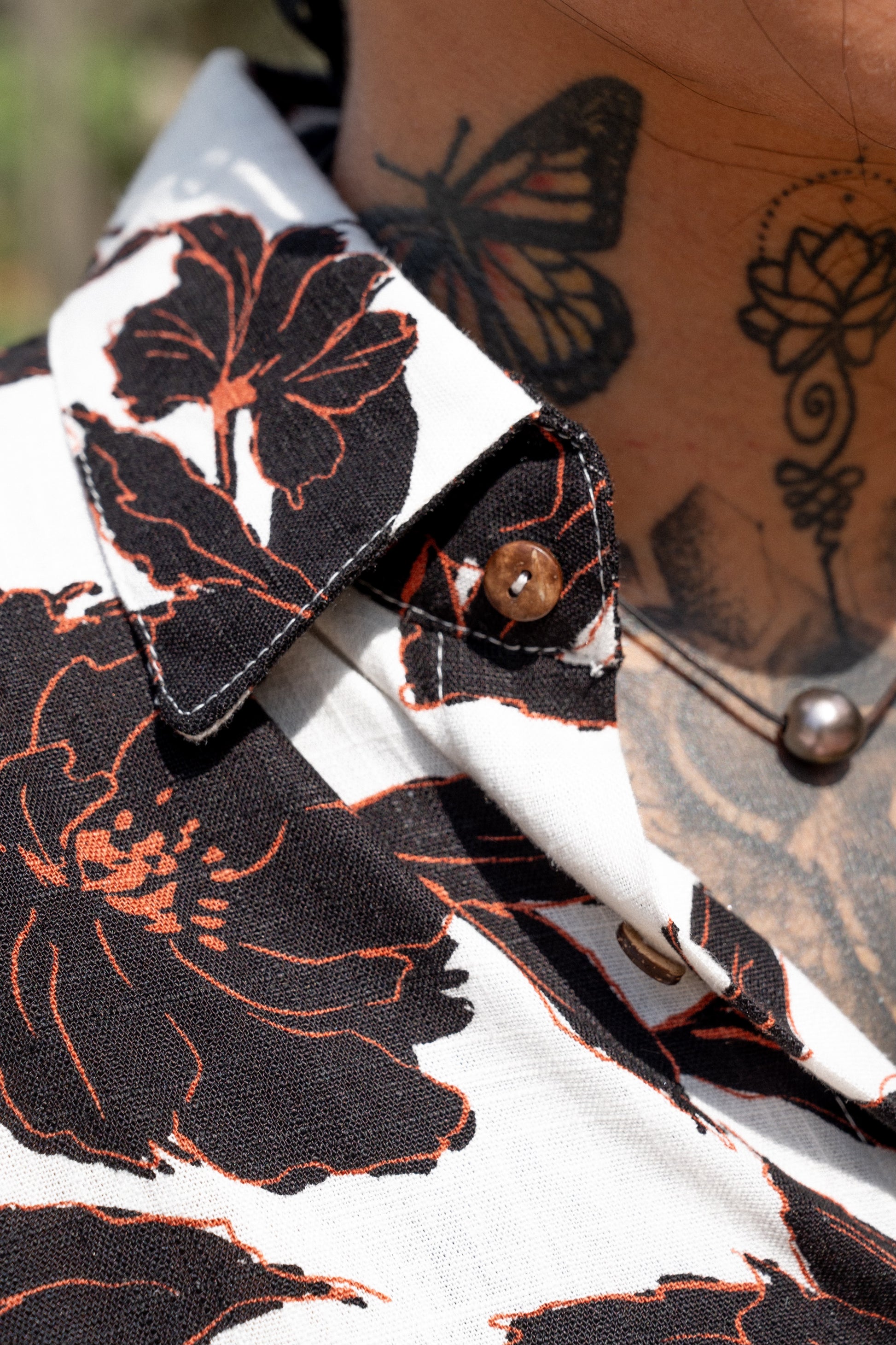 Detalle del estampado floral y tejido de lino de la camisa Primavera Signature CHIDO