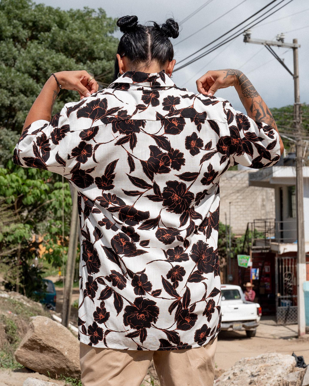 Modelo usando camisa de lino floral Primavera Signature CHIDO vista trasera
