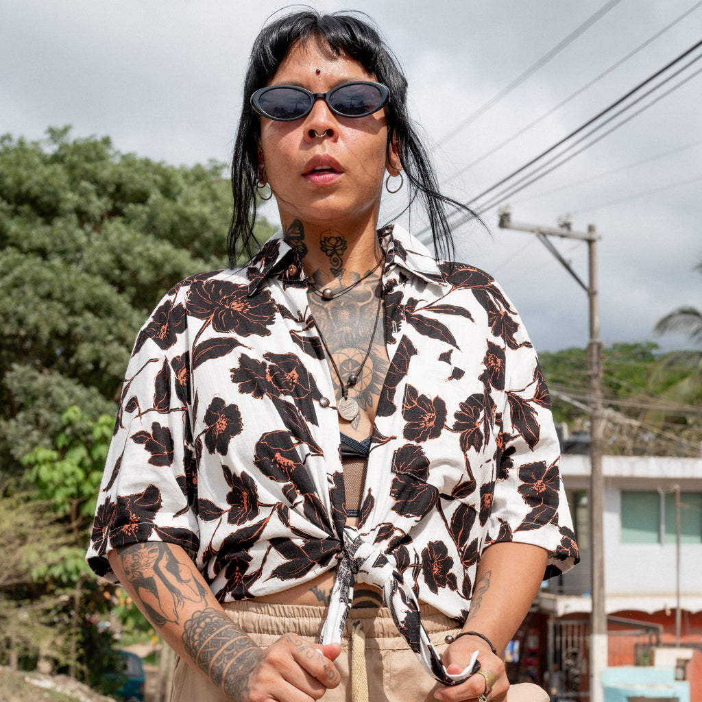 Modelo usando camisa de lino floral unisex Primavera Signature CHIDO