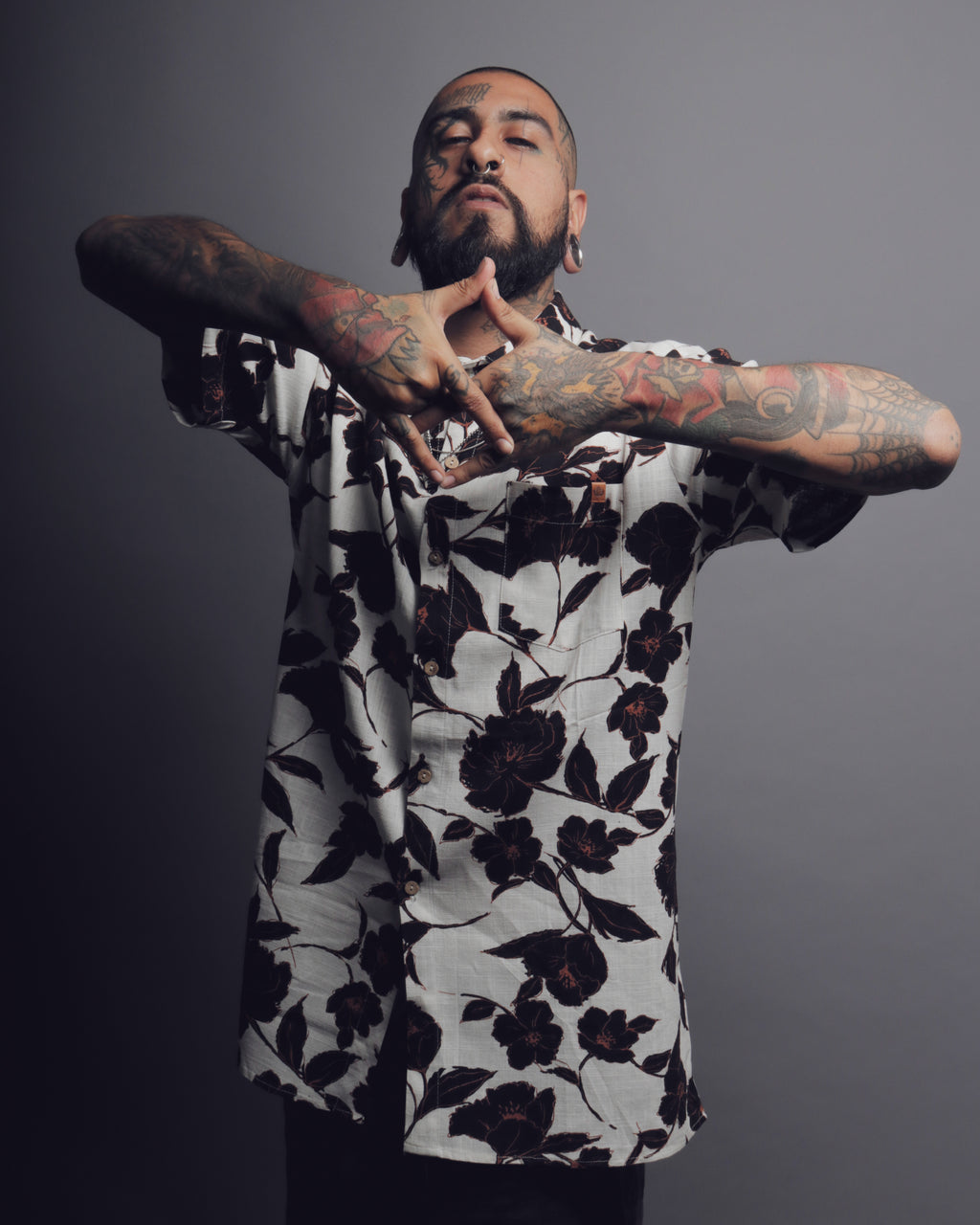 Camisa de lino floral unisex Primavera Signature CHIDO en modelo