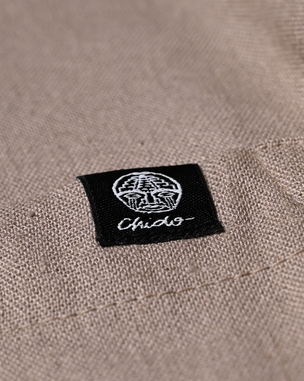 Detalle del tejido de lino color khaki de la camisa Signature CHIDO
