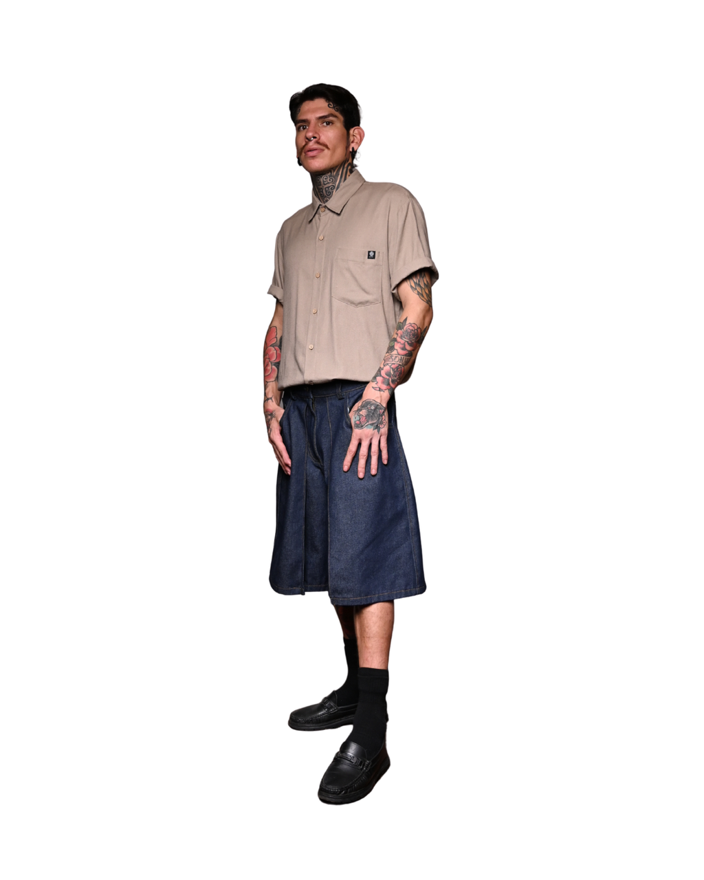 Modelo usando camisa de lino khaki Signature CHIDO