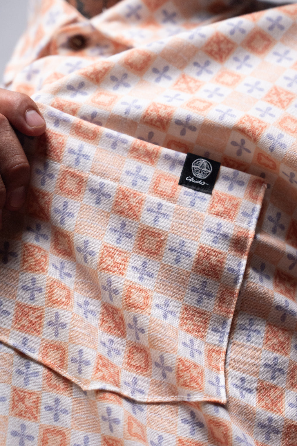 Detalle del estampado exclusivo Mosaico CHIDO sobre tejido de lino y rayón